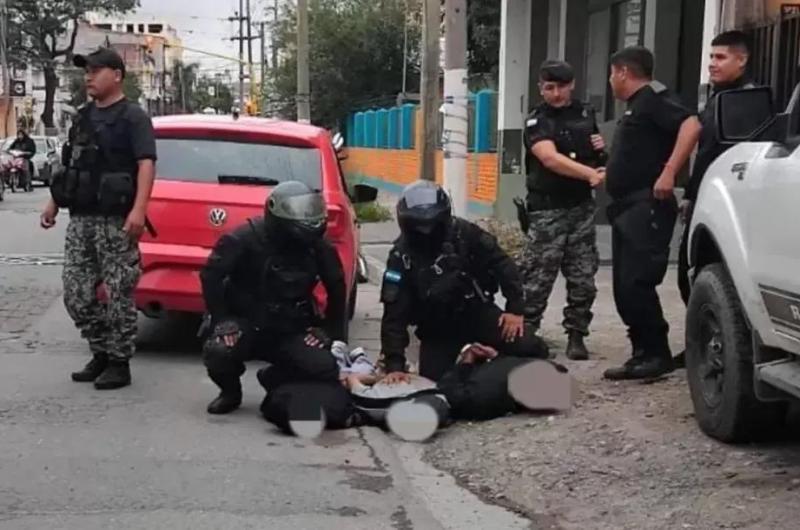 Persecucioacuten secuestro de estupefacientes y cinco demorados en Ciudad Perico