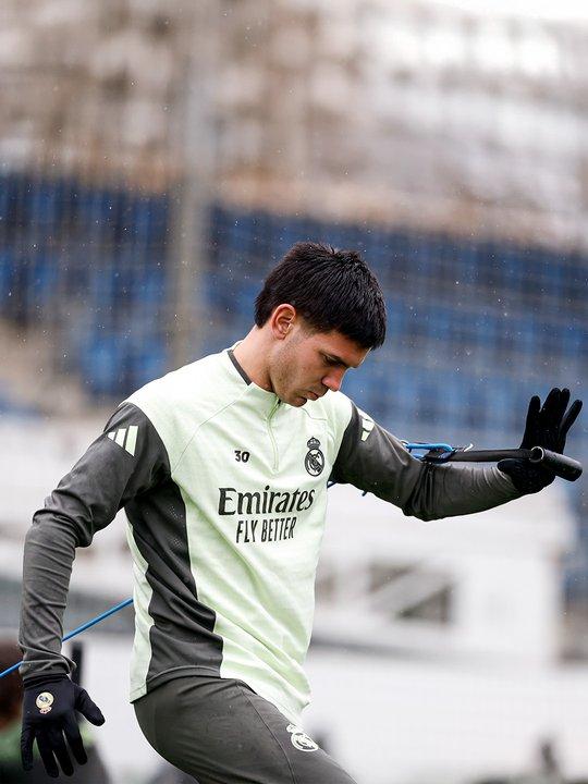 iquestSe va o se queda El futuro de Mastantuono en Real Madrid 