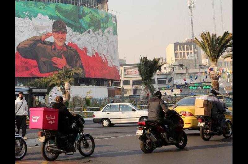 Estados Unidos insta a sus ciudadanos a abandonar de inmediato Iraacuten y Trump asfixia a Teheraacuten