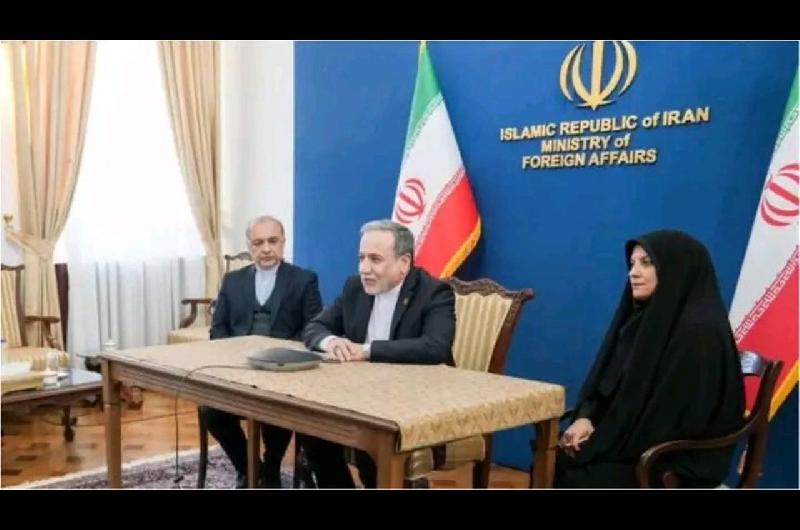 Jameneiacute tomoacute nota de la tardiacutea reaccioacuten del chavismo y mandoacute su gente a la calle antes que intervenga EEUU 