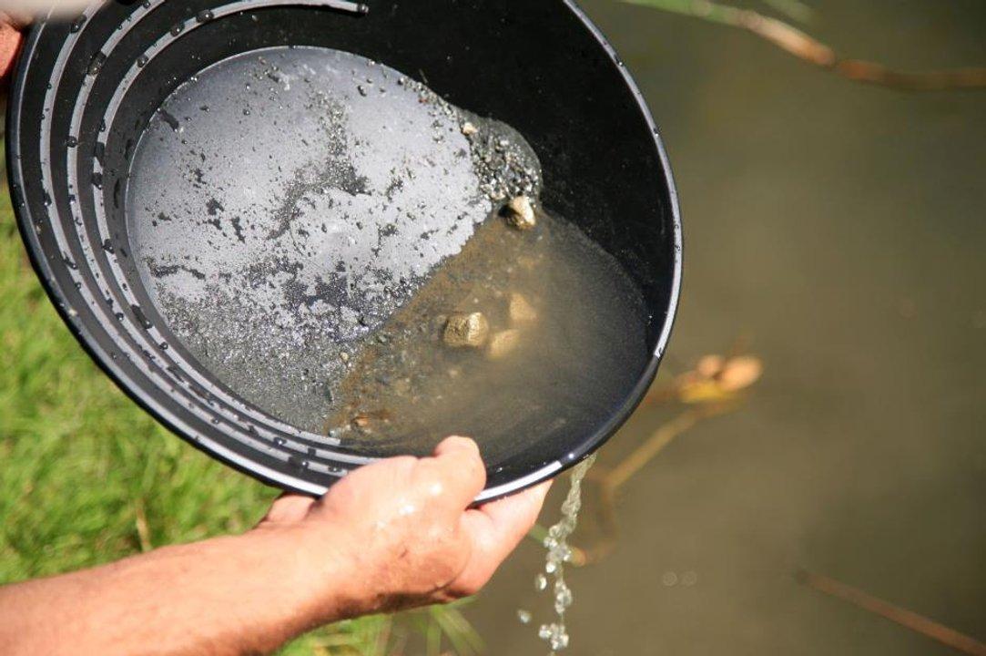 La fiebre del oro se tecnologiza- ya no se zarandean pepitas en arroyos sino en chatarra electroacutenica