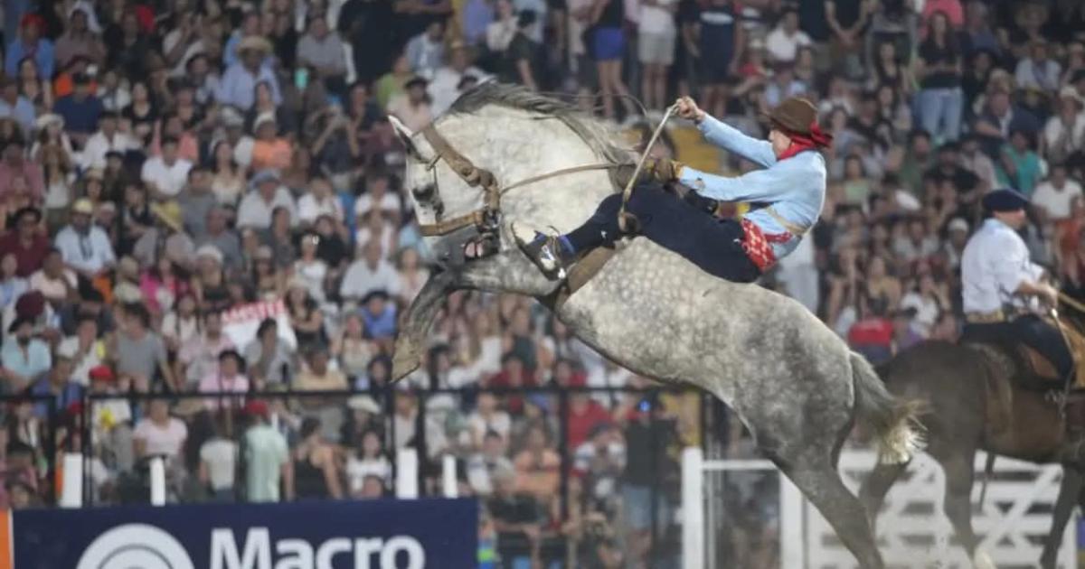 Buena labor de jinetes jujentildeos en el Festival de Jesuacutes Mariacutea