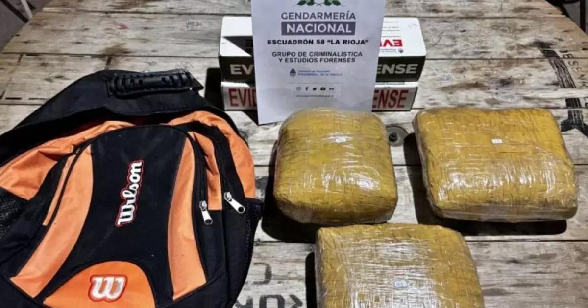 Incautaron maacutes de tres kilos de marihuana en un colectivoque habiacutea partido de Jujuy