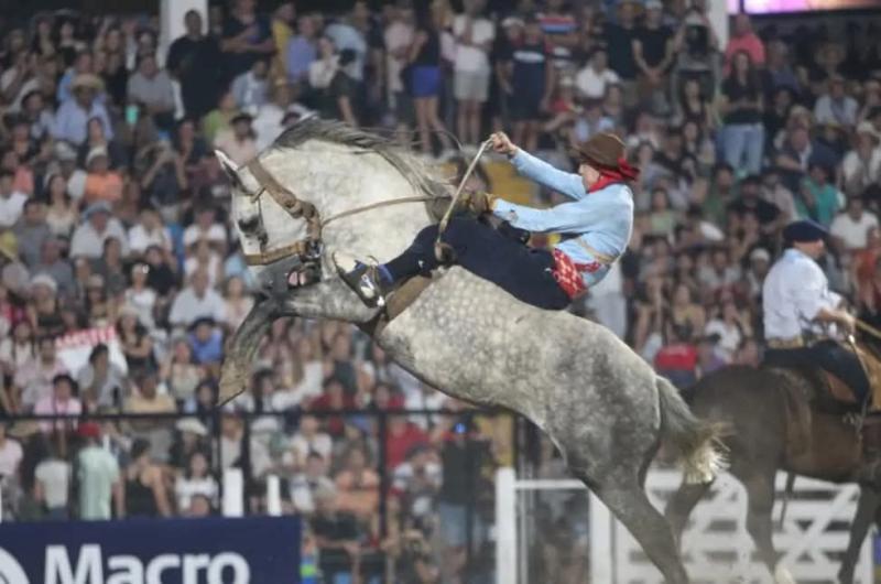 Buena labor de jinetes jujentildeos en el Festival de Jesuacutes Mariacutea