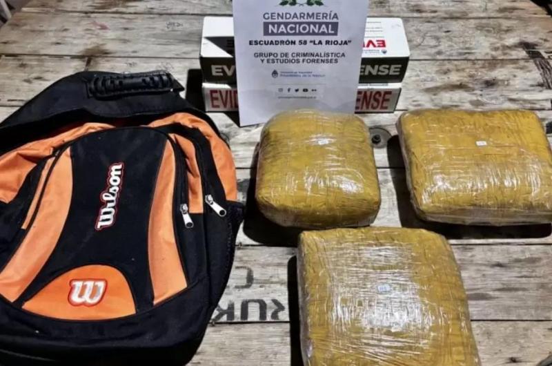 Incautaron maacutes de tres kilos de marihuana en un colectivoque habiacutea partido de Jujuy