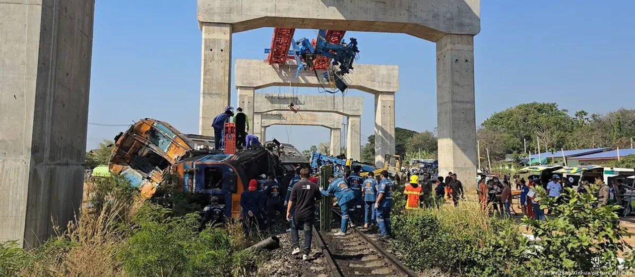 Tragedia en Tailandia- una gruacutea cayoacute sobre un tren y dejoacute al menos 30 muertos y 67 heridos