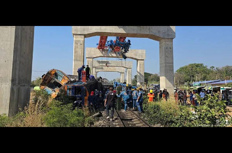 Tragedia en Tailandia- una gruacutea cayoacute sobre un tren y dejoacute al menos 30 muertos y 67 heridos