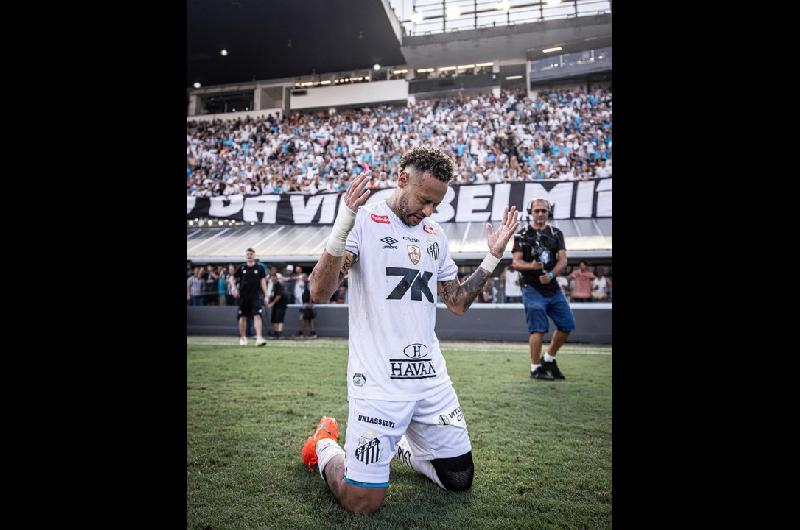 VIDEO  La viral reaccioacuten de los amigos de Neymar a su tratamiento en la rodilla 