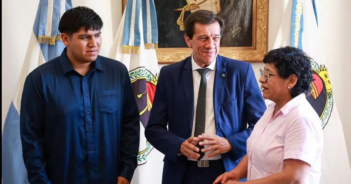 Sadir recibioacute al joven destacado en concurso de la NASA