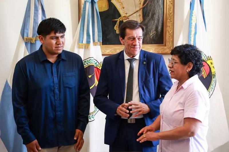 Sadir recibioacute al joven destacado en concurso de la NASA