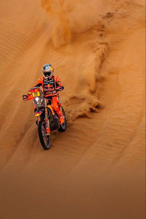 Luciano Benavides es el nuevo liacuteder del Dakar y suentildea con la consagracioacuten en motos