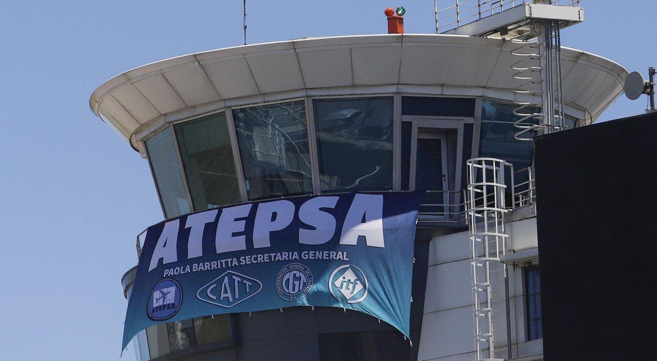 Vuelve el conflicto con el gremio de controladores aeacutereos