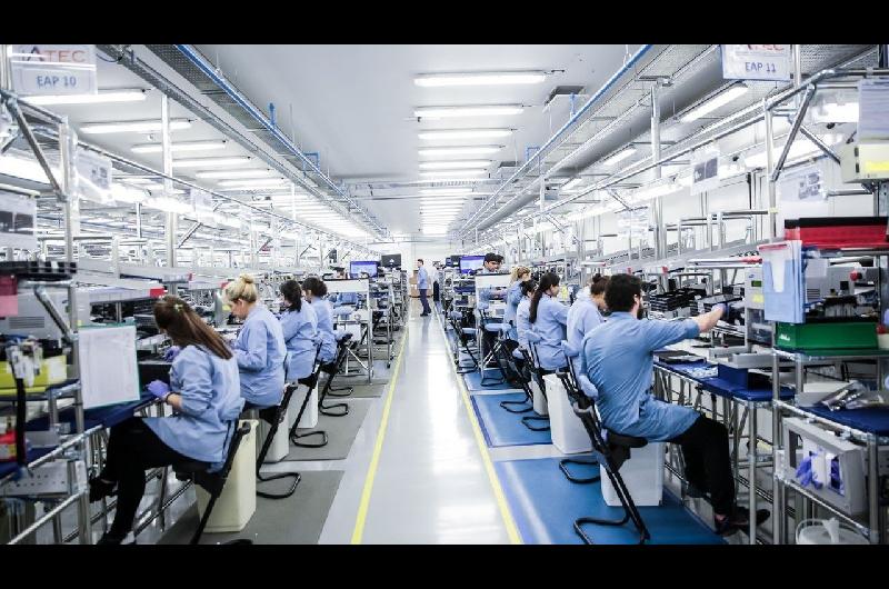 El gobernador de Tierra del Fuego criticoacute la quita de aranceles a celulares importados- ldquoNada que festejarrdquo