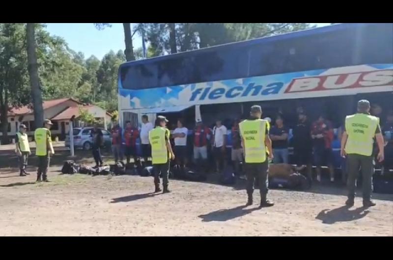 Encontraron drogas y un arma cargada en un micro de hinchas de San Lorenzo