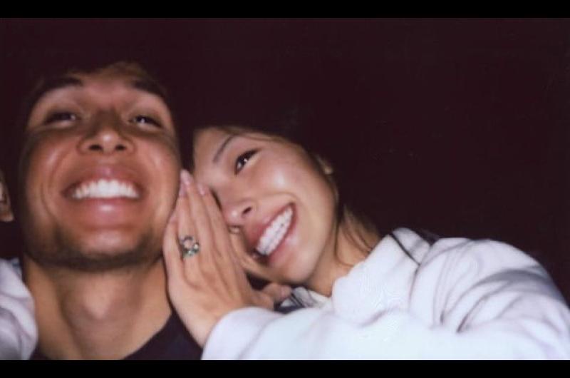 Alex Albon y Lily Muni He anunciaron su compromiso