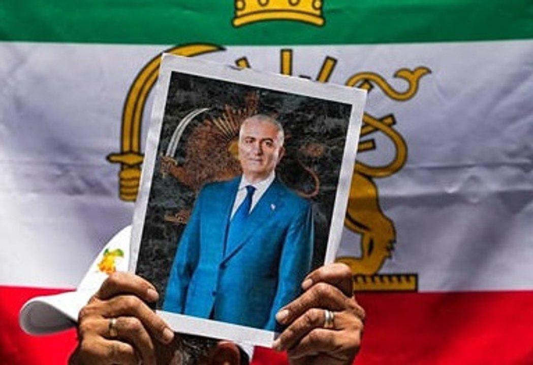 Radicado en EEUU el hijo del sha Pahlavi pide a Trump que intervenga en Iraacuten y promete volver