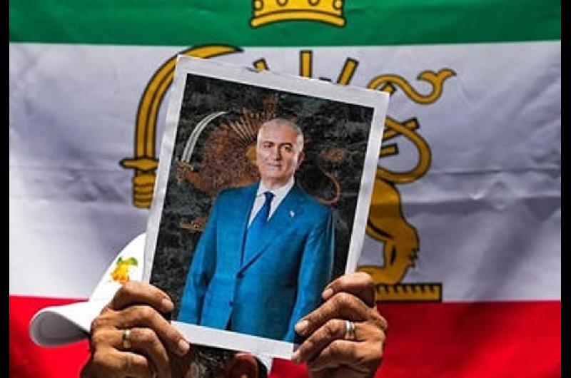 Radicado en EEUU el hijo del sha Pahlavi pide a Trump que intervenga en Iraacuten y promete volver