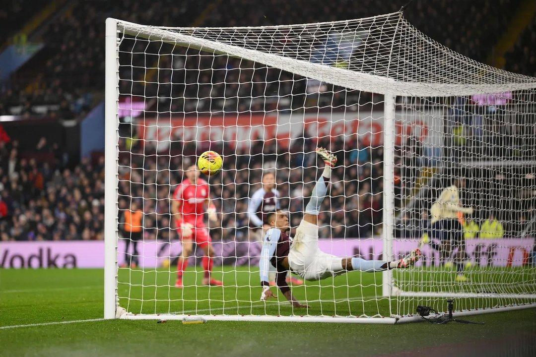 Aston Villa cayoacute ante Everton y se alejoacute de la cima de la Premier League 