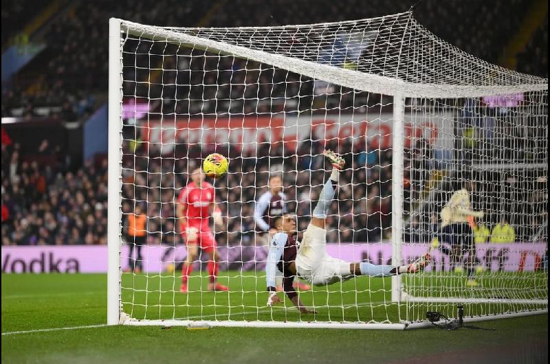 Aston Villa cayoacute ante Everton y se alejoacute de la cima de la Premier League 