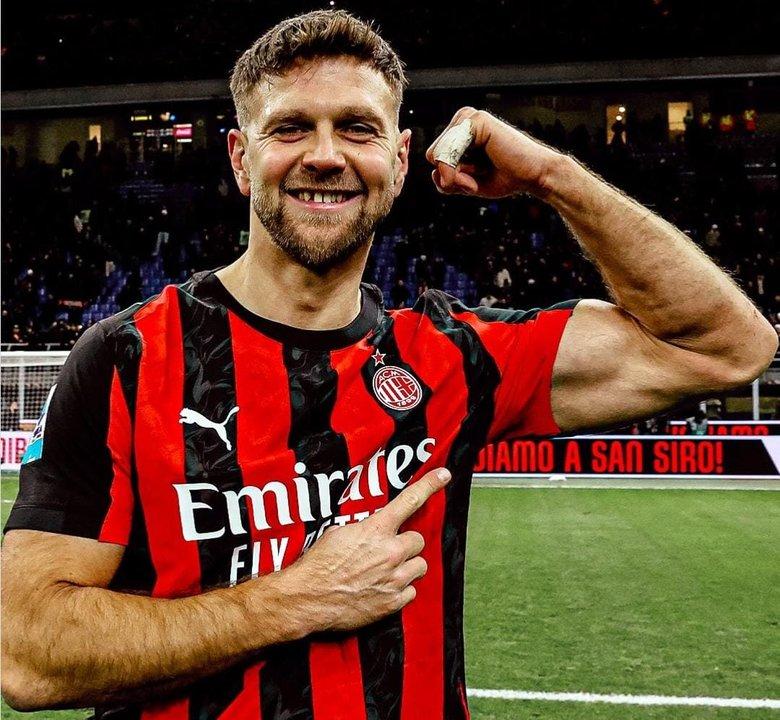 Serie A- Milan vencioacute a Lecce y sigue como escolta del Inter