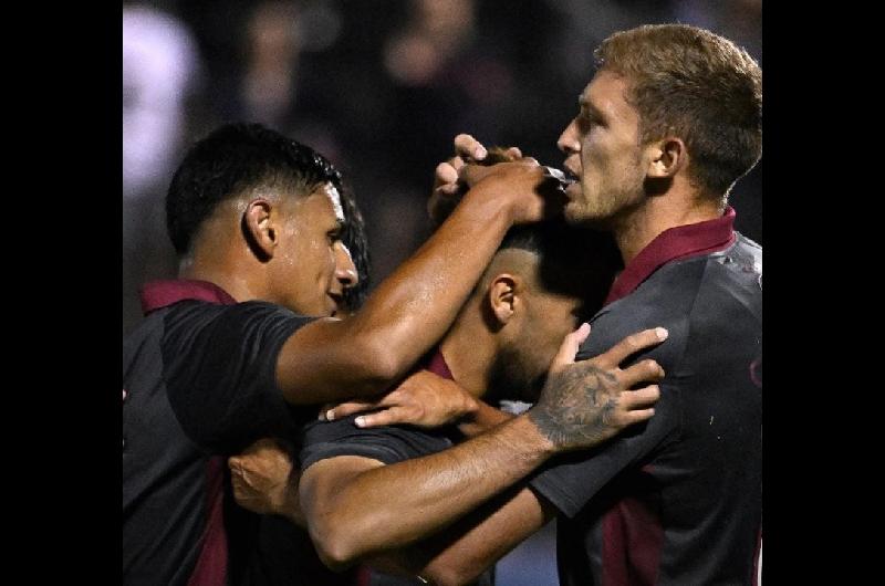 Lanuacutes goleoacute a Sarmiento de La Banda y avanzoacute en la Copa Argentina