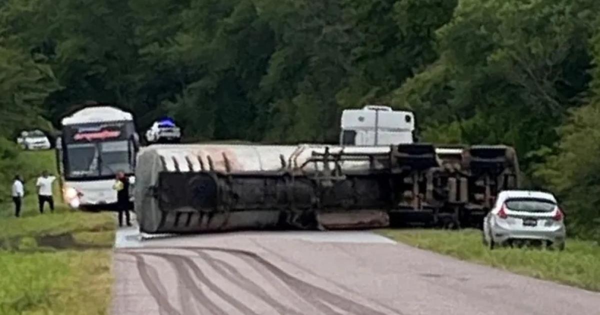 Volcoacute un camioacuten cisterna en ruta 6 a la altura de Palma Sola