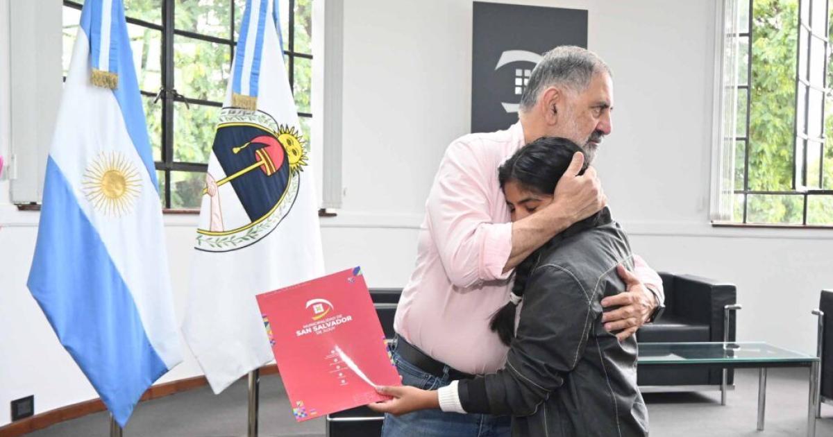 El Intendente capitalino felicitoacute a la solista Wara Calpanchay