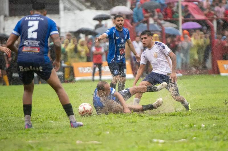 El Expreso perdiacutea en Tucumaacuten y el cotejo fue suspendido por la lluvia