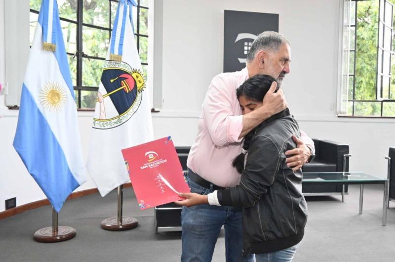 El Intendente capitalino felicitoacute a la solista Wara Calpanchay