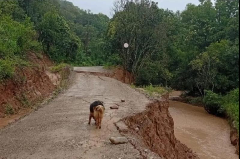 Lluvias- deslave de cerros rescatan a una mujer y prosigue el alerta amarilla 