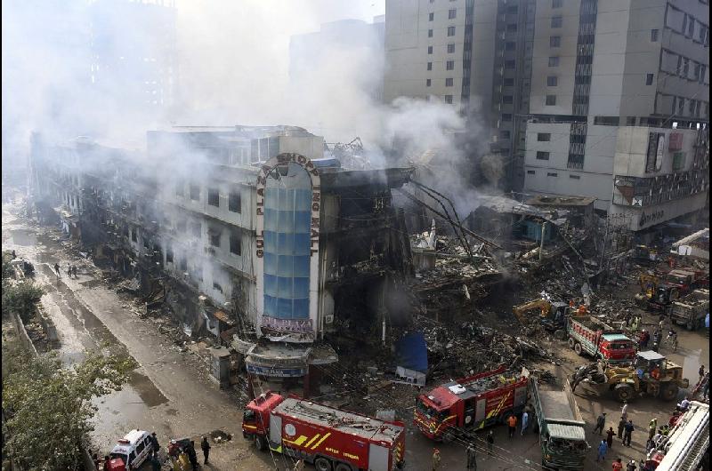 Mueren 21 personas por un incendio en un centro comercial de Pakistaacuten