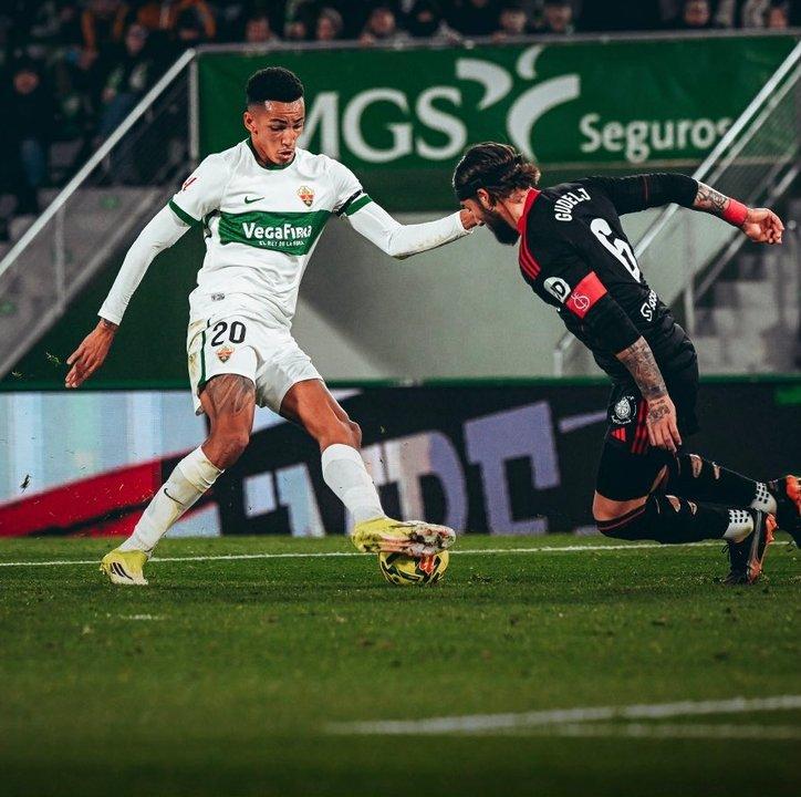 El Sevilla rescatoacute un 2-2 ante el Elche con un penal agoacutenico y doblete de Akor Adams