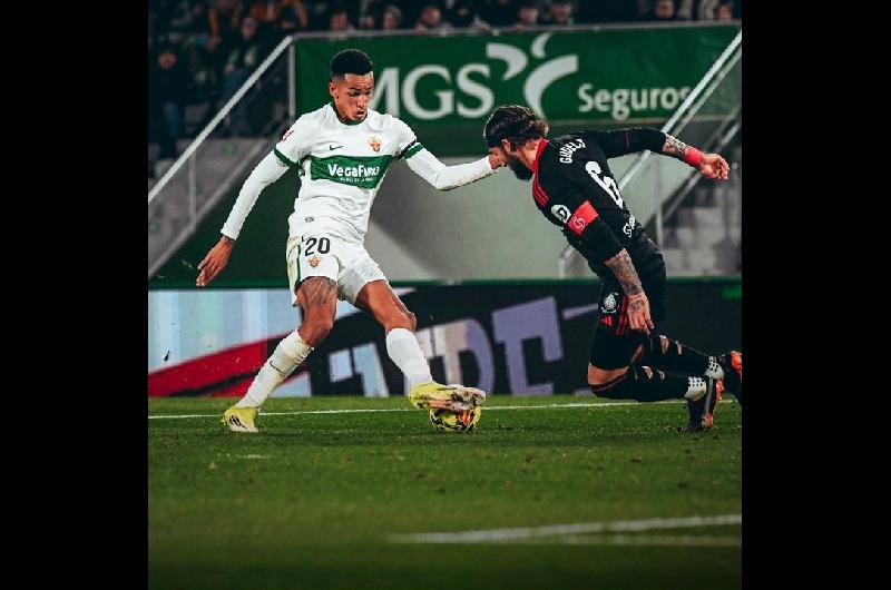 El Sevilla rescatoacute un 2-2 ante el Elche con un penal agoacutenico y doblete de Akor Adams