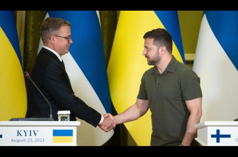 Ucrania recibe maacutes ayuda militar de Finlandia y la guerra de drones sobrevuela la regioacuten