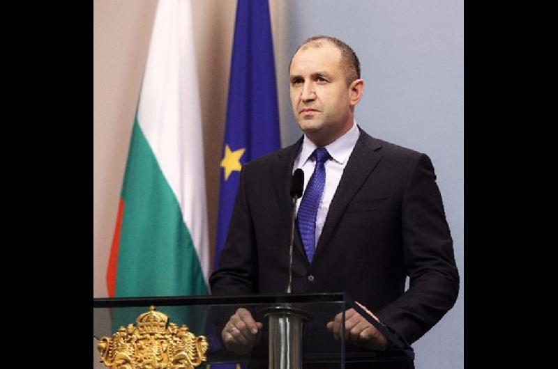 El presidente de Bulgaria Rumen Radev presentoacute su renuncia