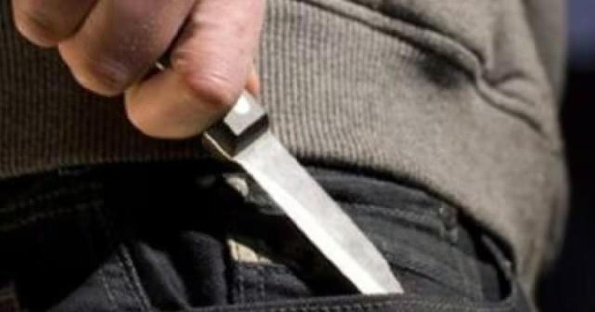 Le pusieron un cuchillo en el cuello para robarle en barrio Mariano Moreno