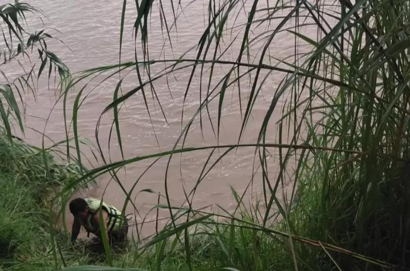 Hallaron sin vida al hombre arrastrado por el riacuteo Saliacute por salvar a sus hijos
