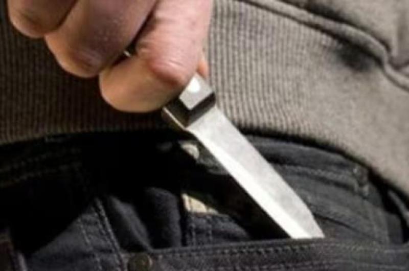 Le pusieron un cuchillo en el cuello para robarle en barrio Mariano Moreno