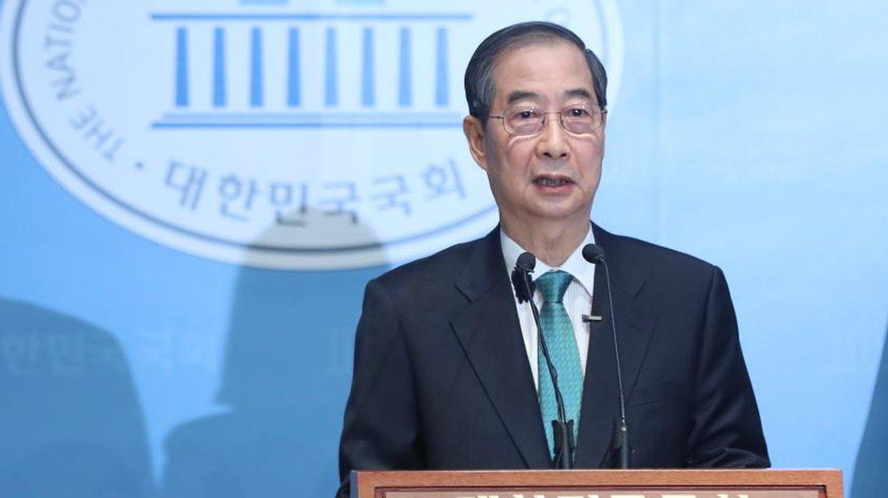 El ex primer ministro surcoreano Han Duck-soo fue condenado a 23 antildeos de prisioacuten 