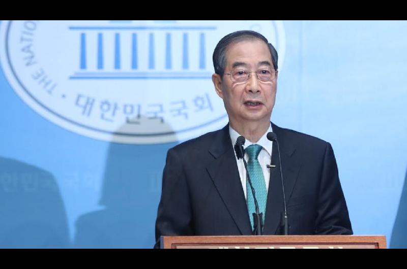 El ex primer ministro surcoreano Han Duck-soo fue condenado a 23 antildeos de prisioacuten 