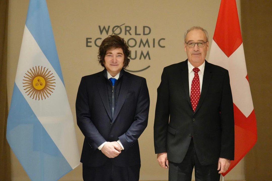 Javier Milei en Davos- se reunioacute con autoridades de bancos y saludoacute a su par de Suiza Guy Parmelin