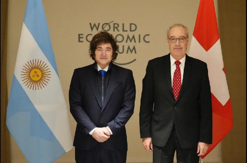 Javier Milei en Davos- se reunioacute con autoridades de bancos y saludoacute a su par de Suiza Guy Parmelin