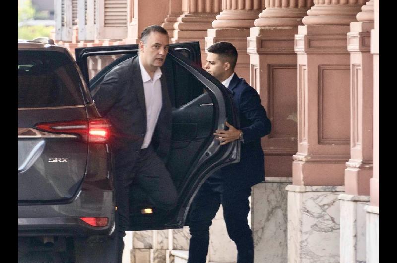 Con Milei en Davos Adorni se muestra en control de la gestioacuten con reuniones con ministros