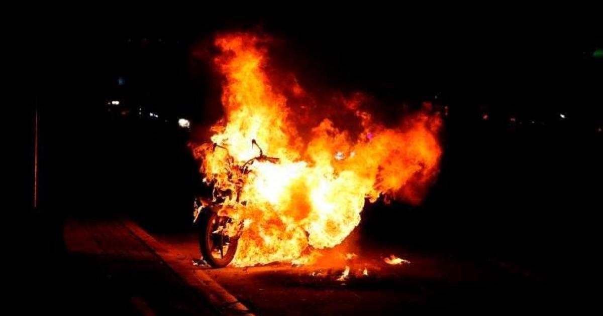 Investigan el hallazgo de una moto incendiada en un sector de Palpalaacute