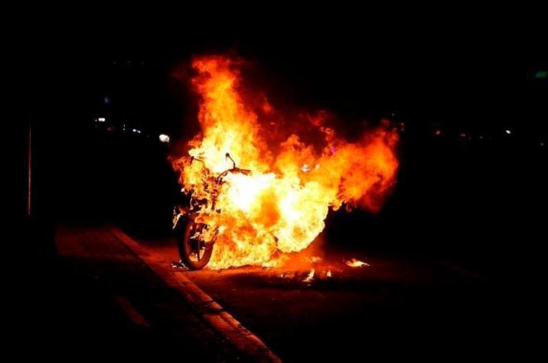 Investigan el hallazgo de una moto incendiada en un sector de Palpalaacute