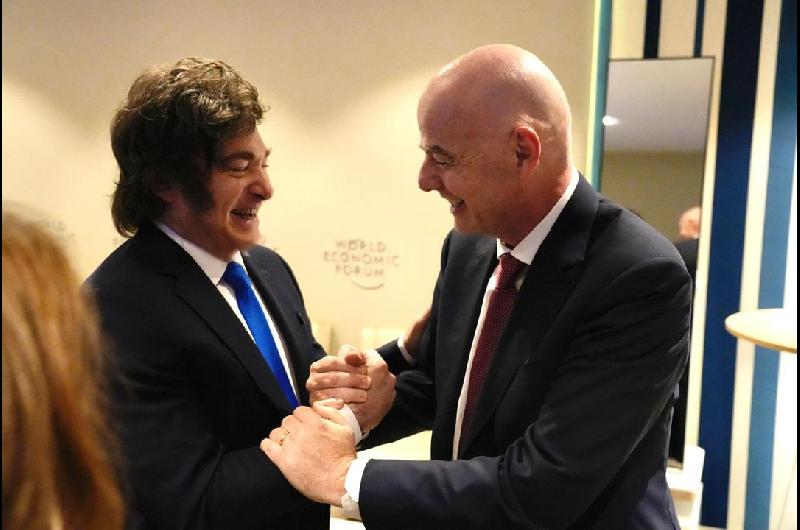 El intercambio de Milei con Gianni Infantino en la previa a la firma del Consejo de la Paz