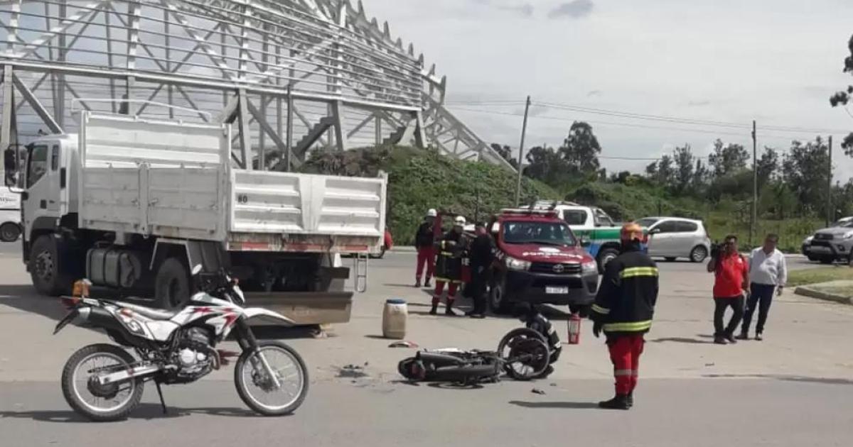 Fuerte choque en Alto Comedero entre uncamioacuten y una moto- dos heridos graves 