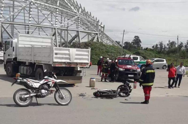 Fuerte choque en Alto Comedero entre uncamioacuten y una moto- dos heridos graves 