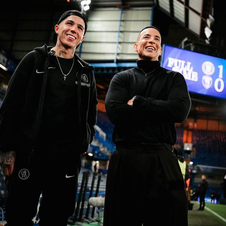 El emotivo encuentro de Enzo Fernaacutendez con Daddy Yankee en Londres