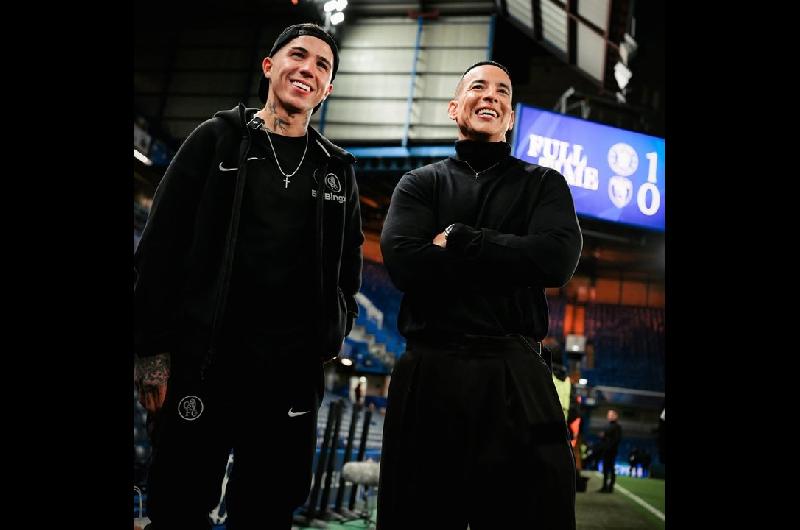 El emotivo encuentro de Enzo Fernaacutendez con Daddy Yankee en Londres